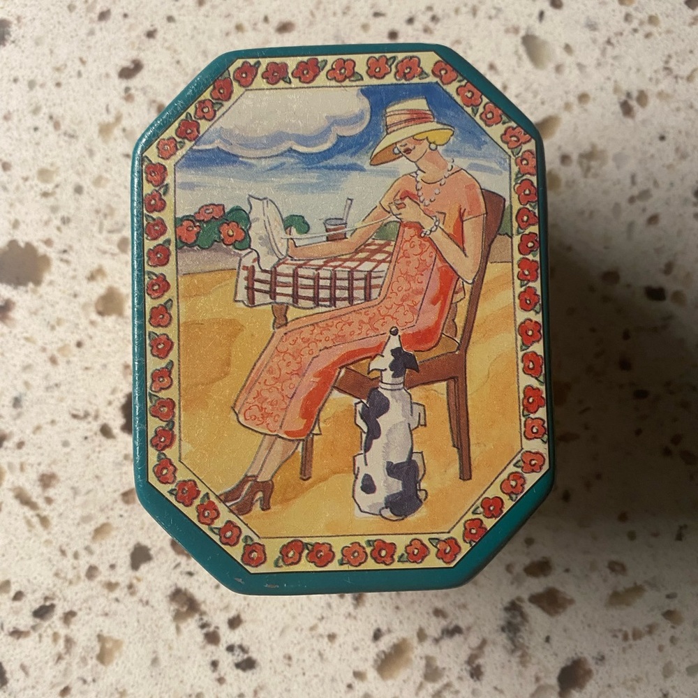 Vintage 1928 Jewelry collectors series - Tin Box